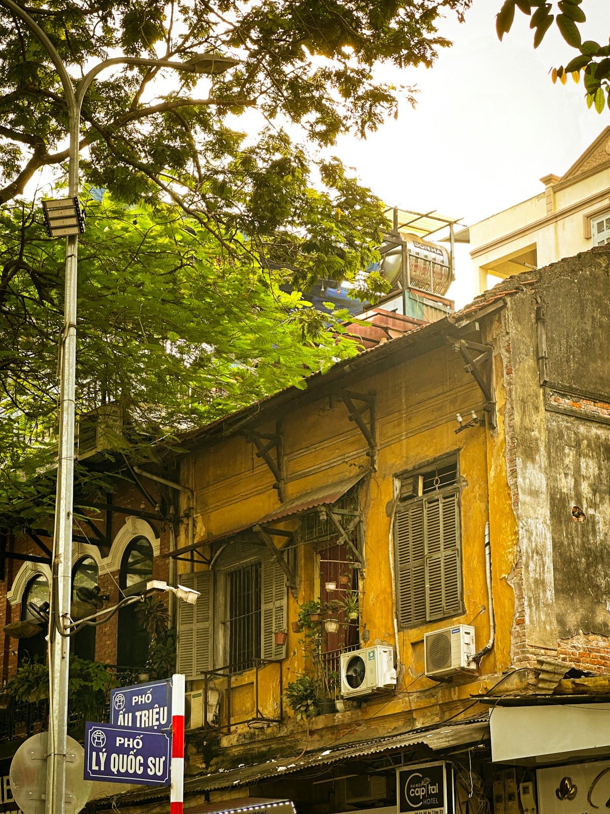 Enge Gasse in der Altstadt von Hanoi mit Straßenküchen und Mopeds.