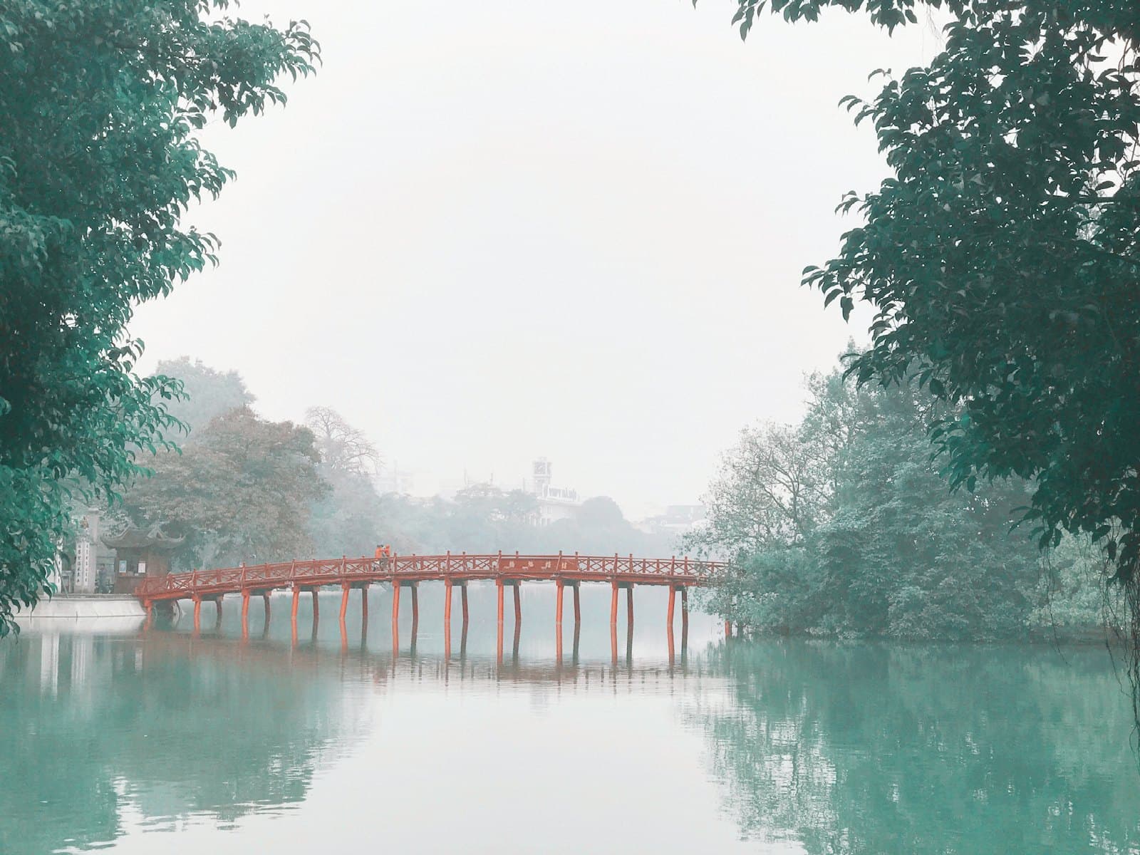 Die rote Húc-Brücke über den Hoàn-Kiếm-See in Hanoi.