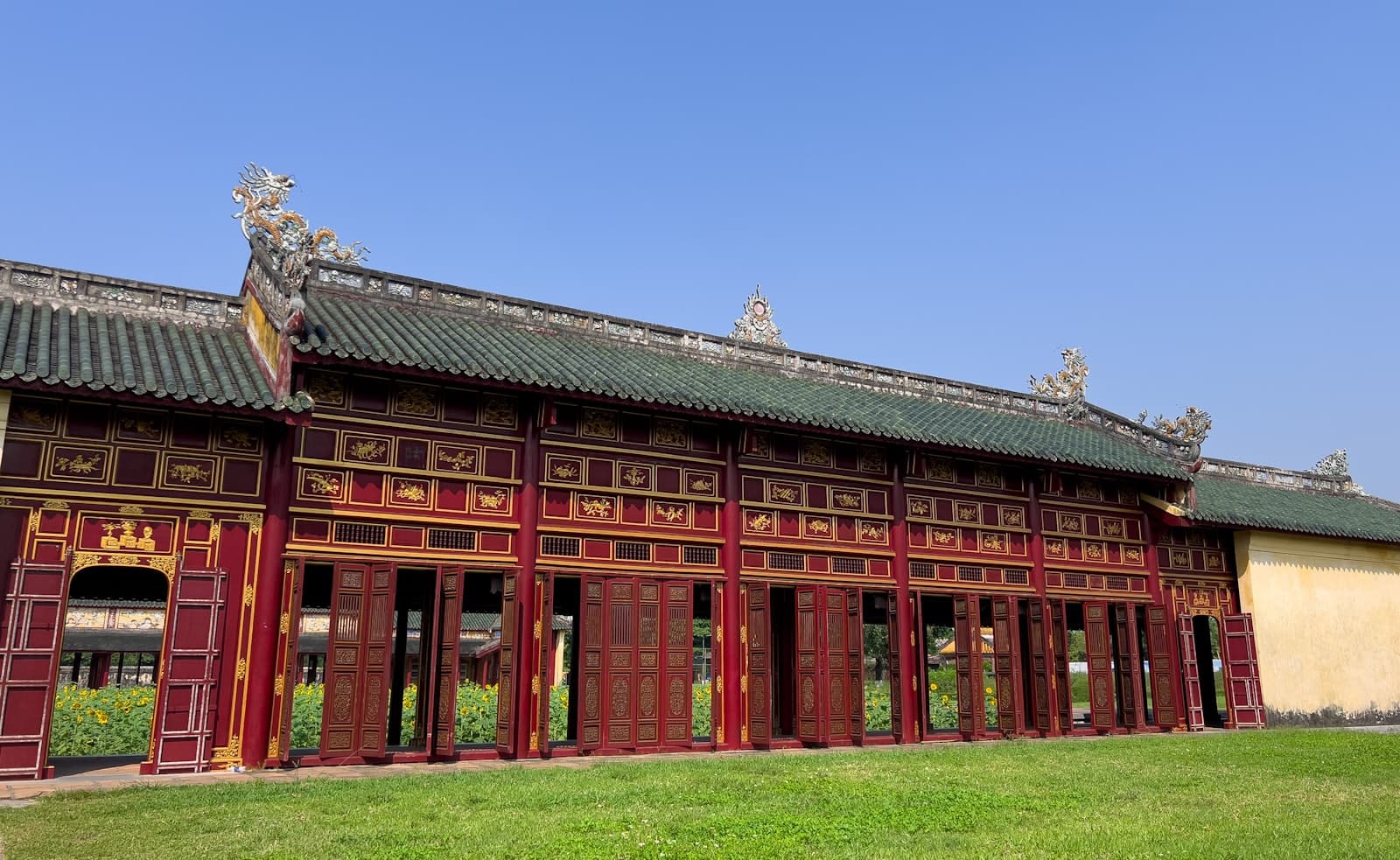 Tor der Zitadelle von Huế mit Spiegelung im nassen Boden.