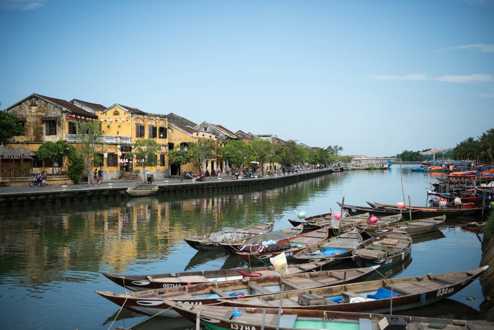 Boote auf dem Thu-Bồn-Fluss vor der Altstadt von Hội An.