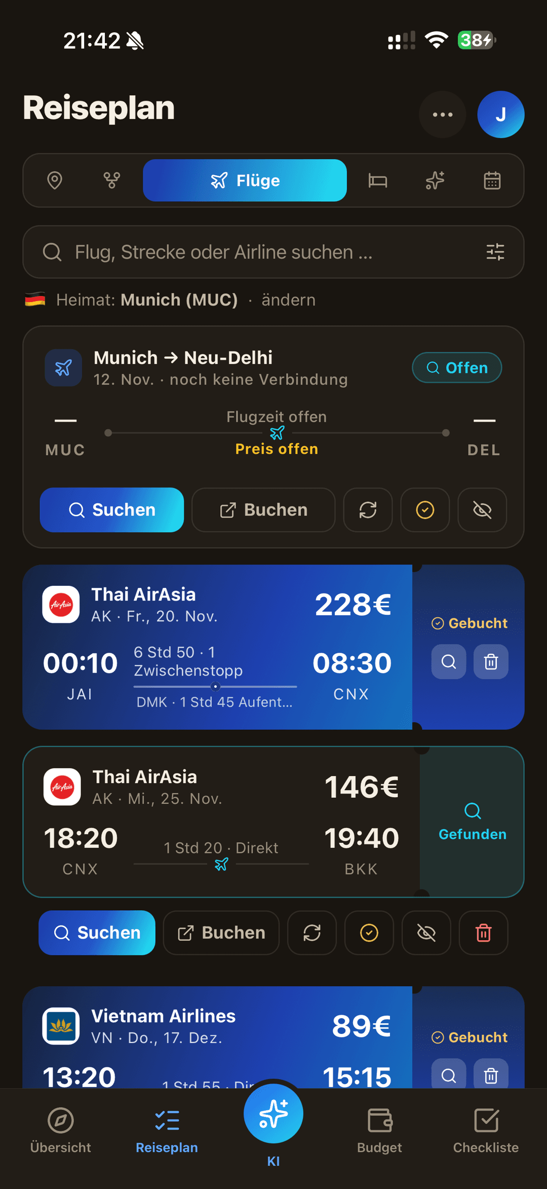 Plannario Plan, Flug-Übersicht im Dunkelmodus: gebuchte und gefundene Etappen der Weltreise mit echten Preisen — Jaipur–Chiang Mai 228 €, Chiang Mai–Bangkok 146 €, Bangkok–Hanoi 89 €.